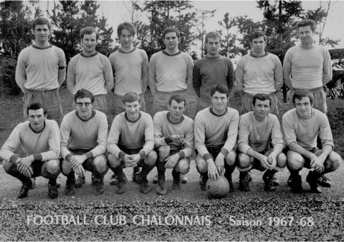 andre-dubois-ici-accroupi-centre-de-la-photo-1563553478